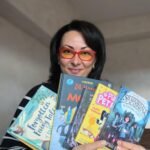 I love sharing the joy of English stories and real books to help children rediscover the magic of a screen-free childhood.